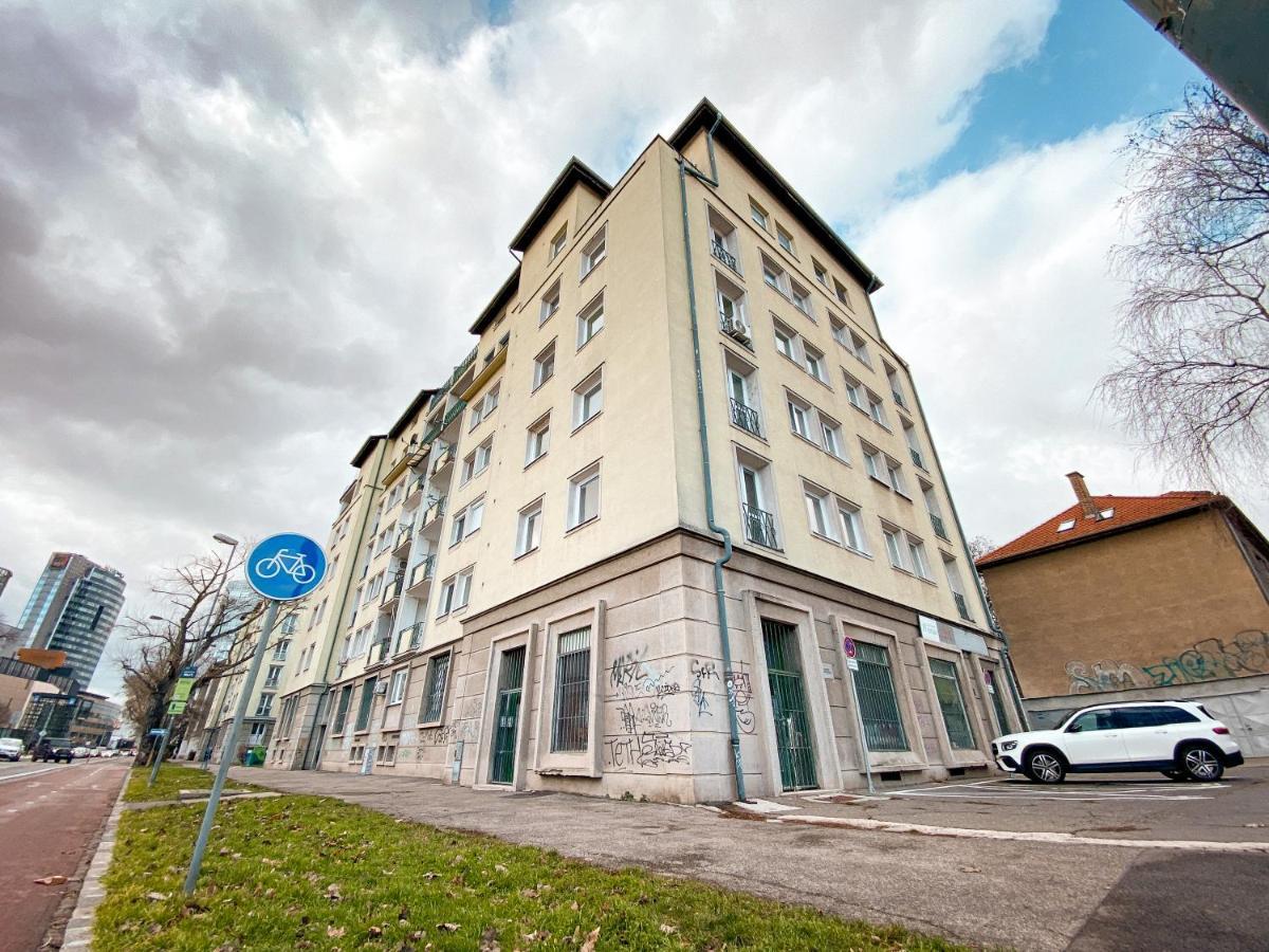 Studio Steps From Nivy & Main Bus Station Братислава Екстериор снимка