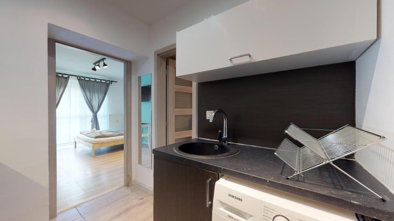 Studio Steps From Nivy & Main Bus Station Братислава Екстериор снимка